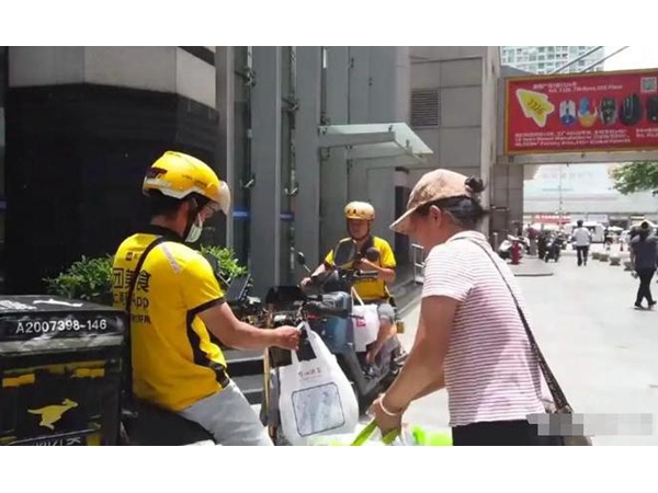 华强北阿姨为外卖员送外卖，服务也细分，制造业也是